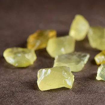 žaliavos mineralinės akmens rose kvarcas, ametistas minerales citrinas rašė gydymo krištolo akmenimis ir kristalais
